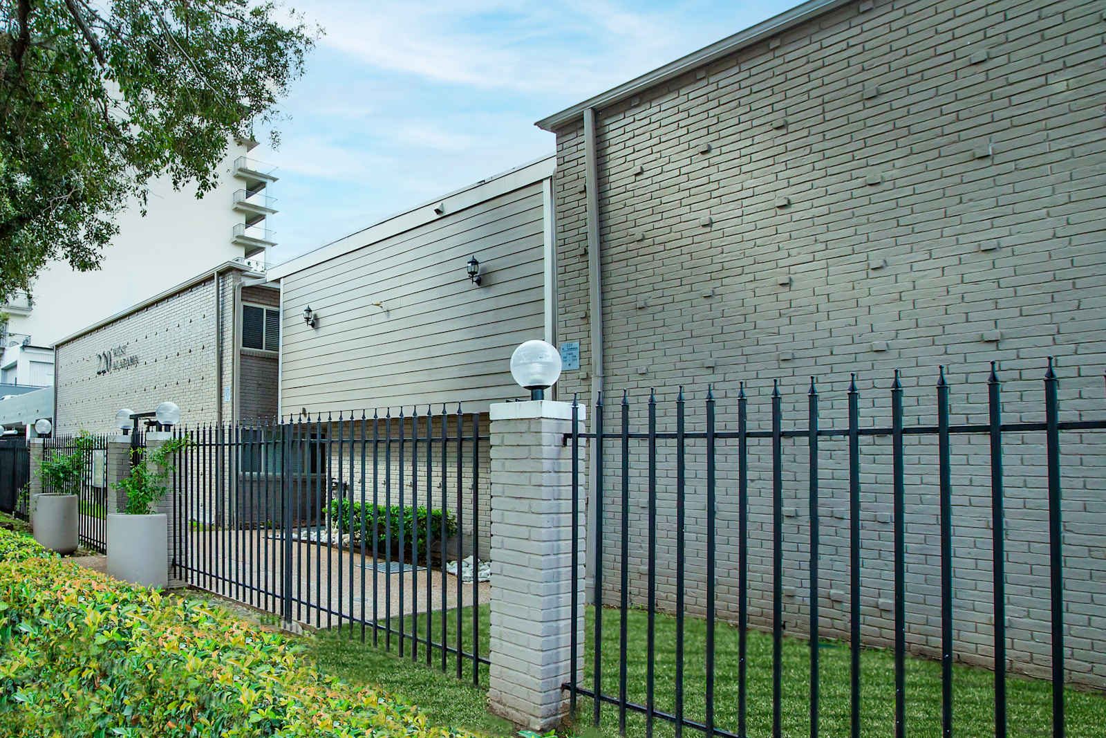 220 West Alabama garden-style exterior with street sign